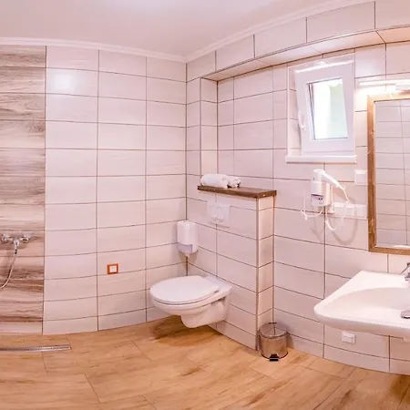Harom A Kislany Panzio Konukevi 4*