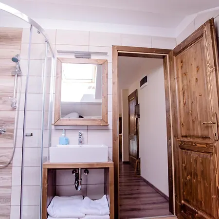 Konukevi Harom A Kislany Panzio 4*