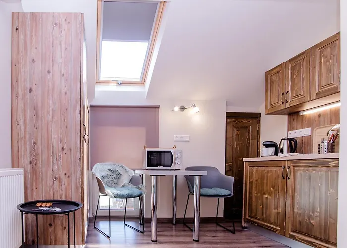 ゲストハウス Harom A Kislany Panzio ヘーヴィーズ